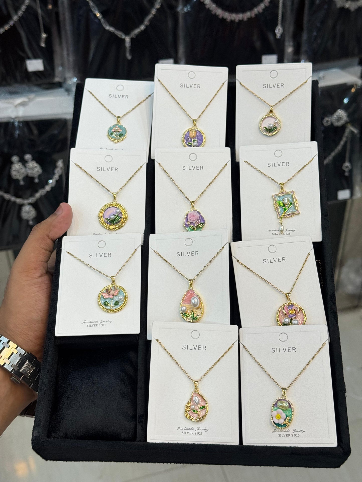 Stain less steel
Locket